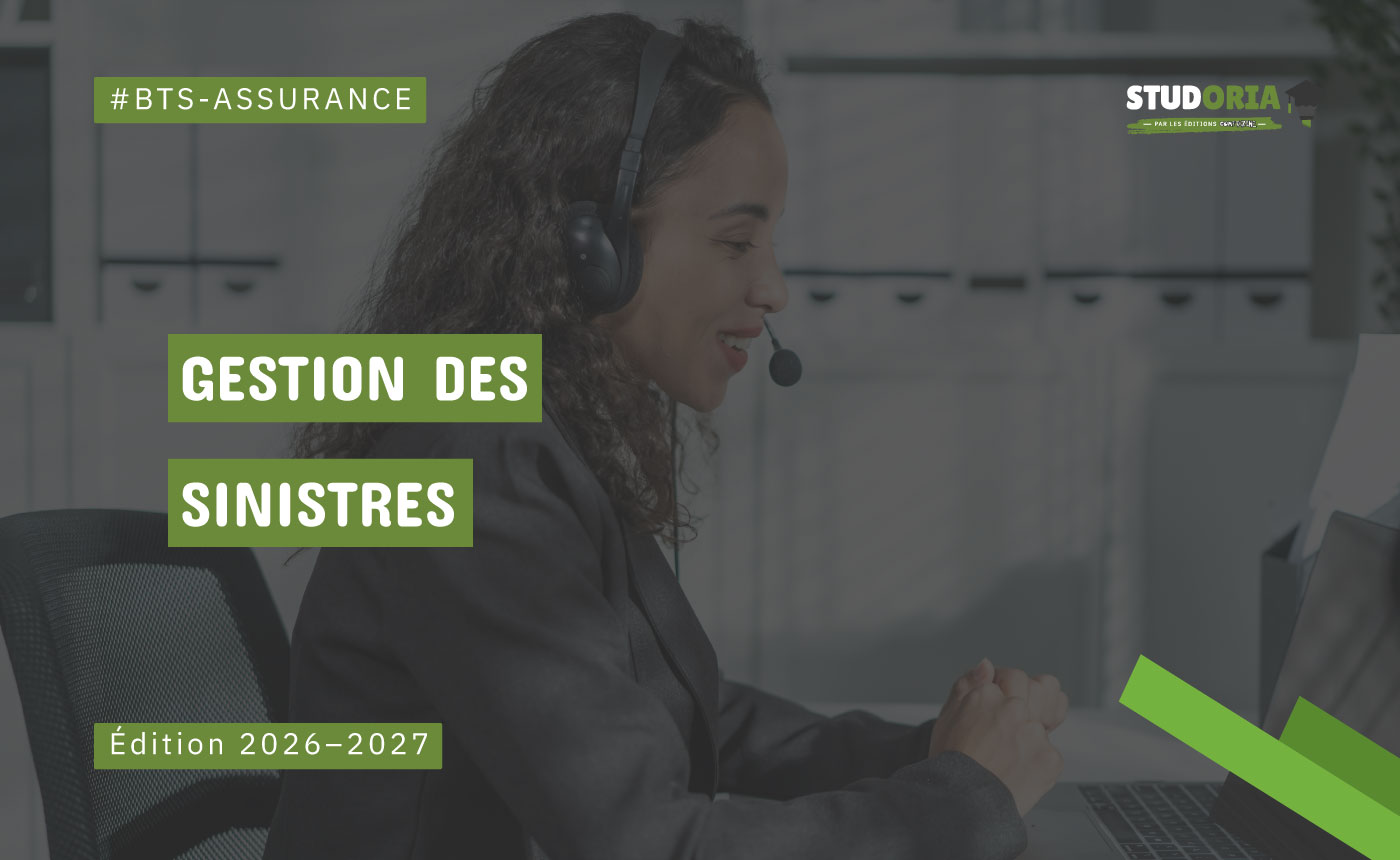 Promotional cover showing a customer-service agent with a headset at a laptop; green title overlays read 'GESTION DES SINISTRES' and 'Édition 2026-2027' with a '#BTS-ASSURANCE' tag and Studoria logo in the corner.