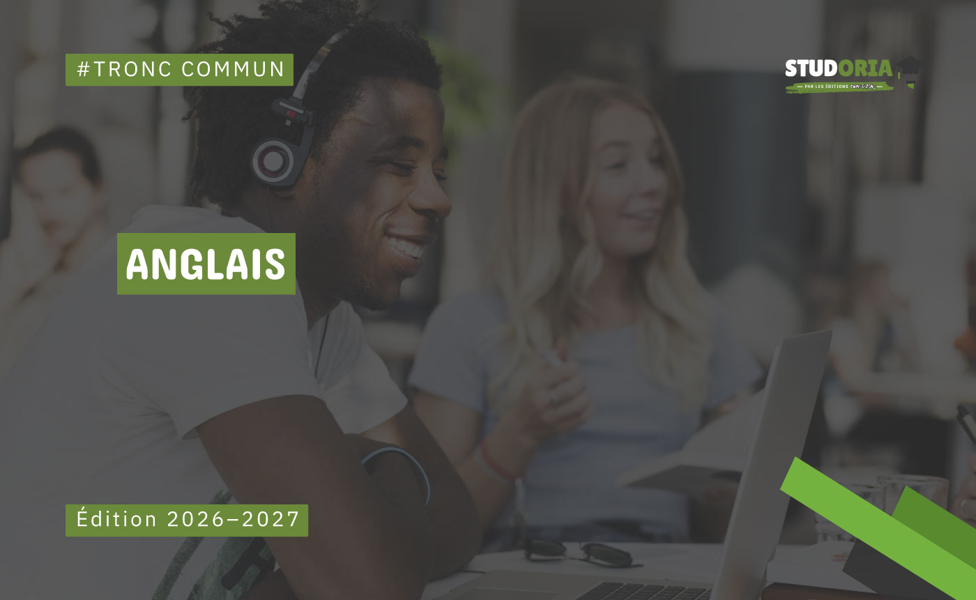 Two people collaborate at a laptop in a bright workspace, with green banners reading '#TRONC COMMUN', 'ANGLAIS', and 'Édition 2026–2027' overlaid on the image.