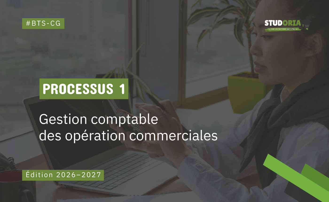 Course cover: Processus 1 — Gestion comptable des opérations commerciales, édition 2026–2027, person using a laptop by a window with green accents and STUDORIA logo