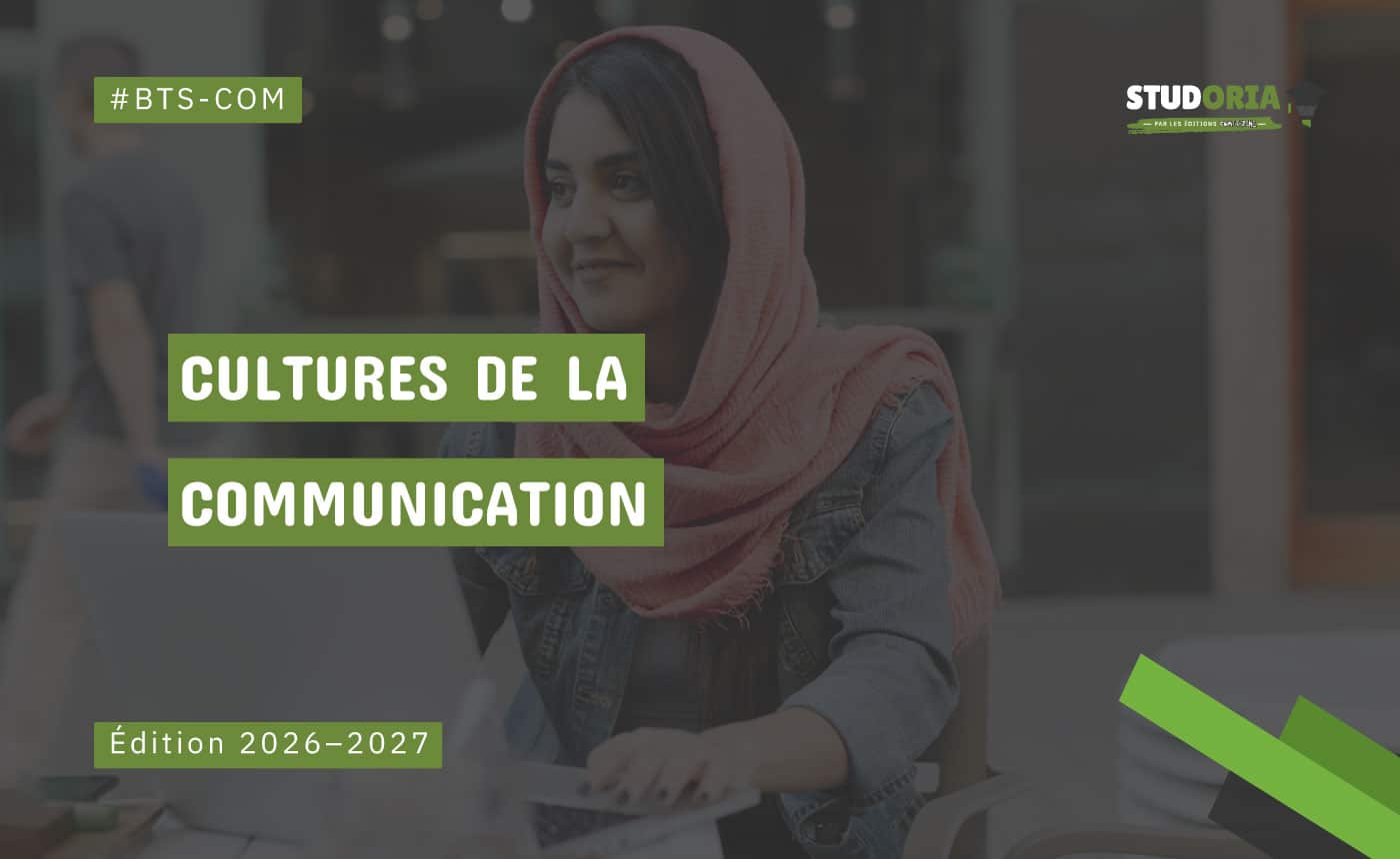 Young woman in a pink hijab and denim jacket typing on a laptop at a cafe; overlay text reads 'Cultures de la Communication' edition 2026–2027.